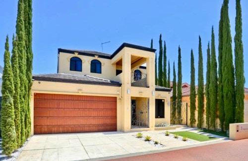 Munster House | Luxury Villa W Pool & Spa 5 BEDROOMS