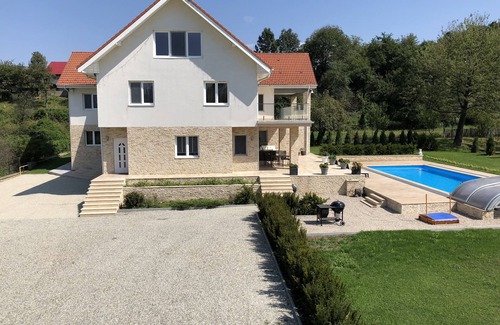 Vulcan Villa | Luxury villa with heated swimming pool in a breathtaking natural environment.