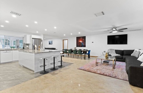 Del Prado Villa | Luxury Villa with Heated Saltwater Pool & Spa, Mini Golf, BBQ, 5 Mins to Beach