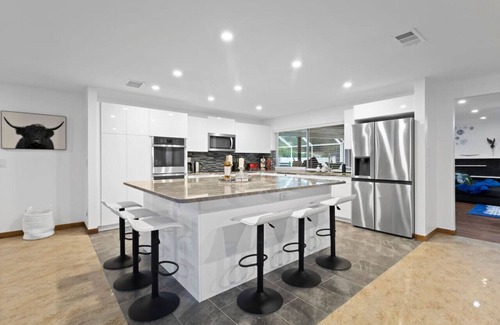 Del Prado Villa | Luxury Villa with Heated Saltwater Pool & Spa, Mini Golf, BBQ, 5 Mins to Beach