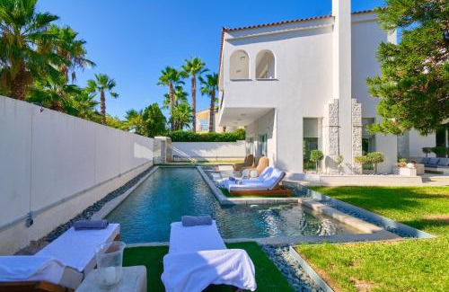 Kavouri Villa | Luxury Villa with Pool, BBQ & Garden in Vouliagmeni