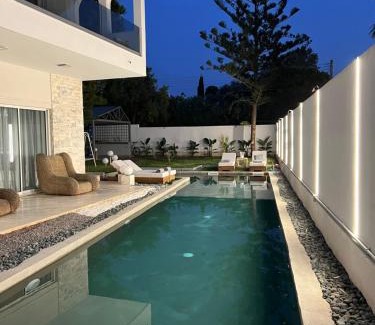 Kavouri Villa | Luxury Villa with Pool, BBQ & Garden in Vouliagmeni
