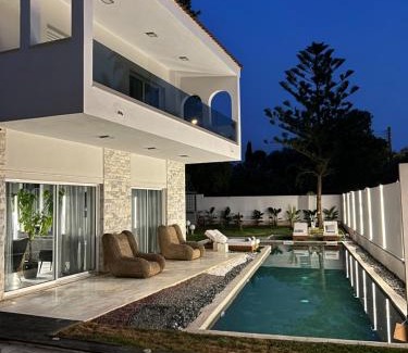 Kavouri Villa | Luxury Villa with Pool, BBQ & Garden in Vouliagmeni