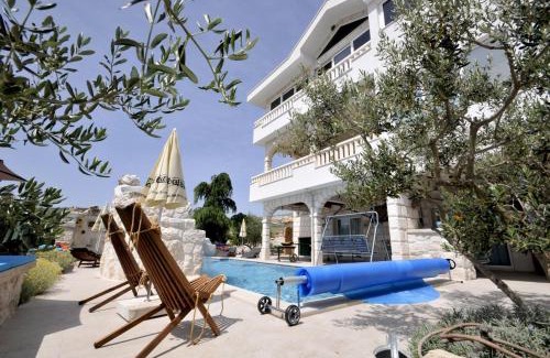 Plano Villa | Luxury Villa with Pool, Jacuzzi, Sauna and Gym