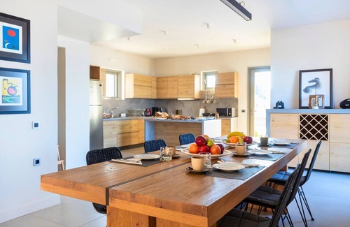 Kilada Villa | Luxury Villa with Sunset Pool, Tennis & Beach Volley – Ideal for Large Families!