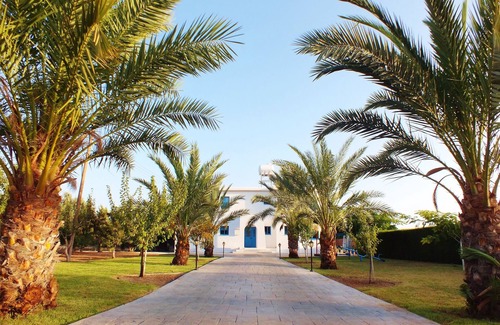 Geroskipou Villa | Luxury Villa With Swimming Pool, 3 Minutes From The Beach Ang Big Private Garden