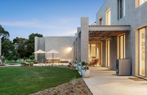 Jan Juc House | Luxury Villas Bells Beach View (With Car Parking)