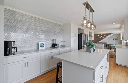 Broadview House | Luxury Water View 6BR Retreat with Hot Tub and Gym