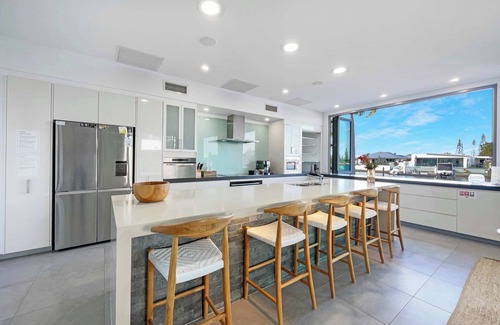Pelican Waters House | Luxury Waterfront 6 Bedroom Escape on Canal