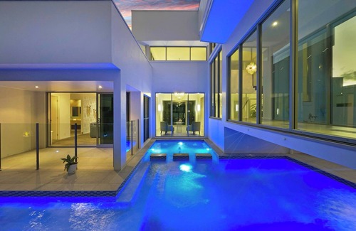 Pelican Waters House | Luxury Waterfront 3 Bedroom Escape on Canal