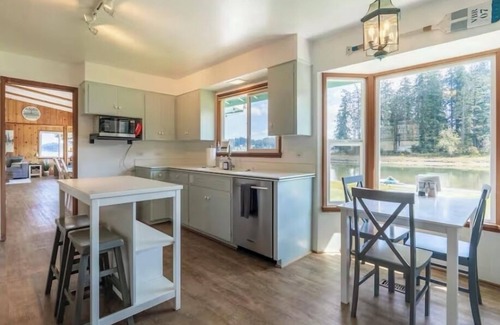 Allyn-Grapeview House | Luxury Waterfront with Hot Tub, Kayaks, Private Floating Dock, Single Story Home