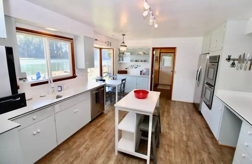 Allyn-Grapeview House | Luxury Waterfront with Hot Tub, Kayaks, Private Floating Dock, Single Story Home