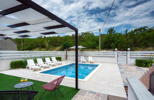 Klis Apartment | Luxury with gallery, heated pool only for you-KLIS CRO