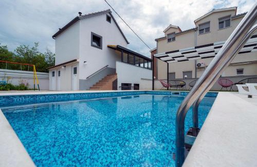 Klis Apartment | Luxury with gallery, heated pool only for you-KLIS CRO