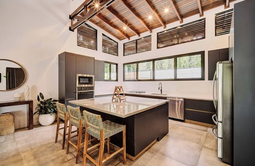 Chiguata House | Luxury within the lush tropical jungle of Playa Chiquita. Casa Chela is a brand new and splendid beach house offers the ultimate Caribbean experience. Modern style, perfect spaces to make your vacation unbeatable.