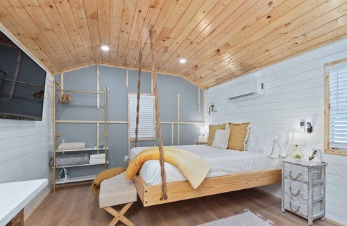 Azalea Park Cabin | Luxury Wooden Cabin in the Heart of Orlando Florida