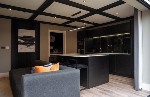 Lower Wick House | Luxury Worcester House | Free Parking