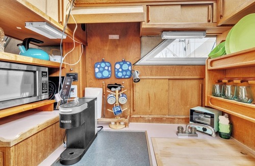 Anacortes Boat Rental | Luxury Yacht 2 BR – Marina Views and WiFi