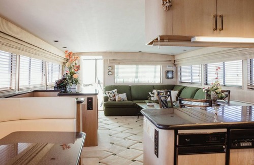 Hodgmans Daytona Boat Rental | Luxury Yacht in Daytona Beach!