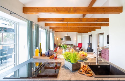 Rabenholz House | Luxus-ökohaus mit Kamin, Sauna, Eingezäuntem Garten