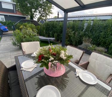 Lathum House | LUXUS Cube Ferienhaus Chalet am See mit Schwimmbad in Lathum NL