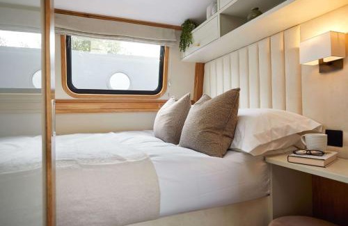 Wilhelmstadt House | Luxus Wohnschiff Madam President