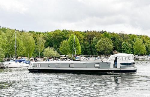 Wilhelmstadt House | Luxus Wohnschiff Madam President