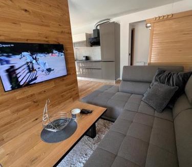 Harrachov Apartment | Luxusní Apartmán GRAND v centru Harrachova se soukromou Mega terasou, s privátním parkováním zdarma, s možností dobíjení wallbox EV a výhledem na Harrachovský kostelíček