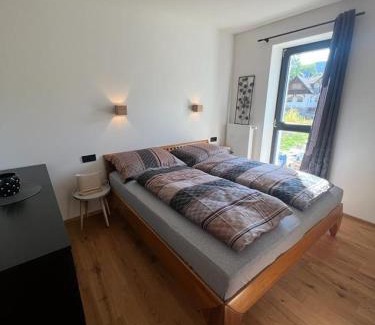 Harrachov Apartment | Luxusní Apartmán GRAND v centru Harrachova se soukromou Mega terasou, s privátním parkováním zdarma, s možností dobíjení wallbox EV a výhledem na Harrachovský kostelíček
