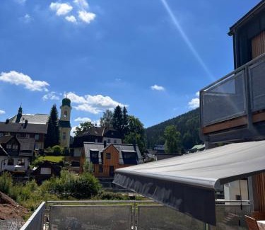 Harrachov Apartment | Luxusní Apartmán GRAND v centru Harrachova se soukromou Mega terasou, s privátním parkováním zdarma, s možností dobíjení wallbox EV a výhledem na Harrachovský kostelíček