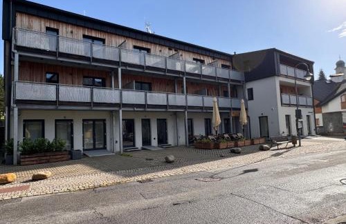 Harrachov Apartment | Luxusní Apartmán GRAND v centru Harrachova se soukromou Mega terasou, s privátním parkováním zdarma, s možností dobíjení wallbox EV a výhledem na Harrachovský kostelíček
