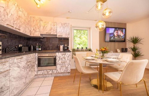Biberach an der Riss Apartment | Luxx Home BC, Zentral - für 4 Personen-balkon-parken-voll Ausgestattete Küche