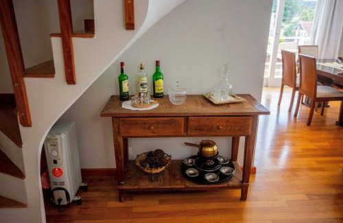 Vila Everest Apartment | LVR 17 - Duplex no Capivari 3 suìtes, lareira - By Hostyn