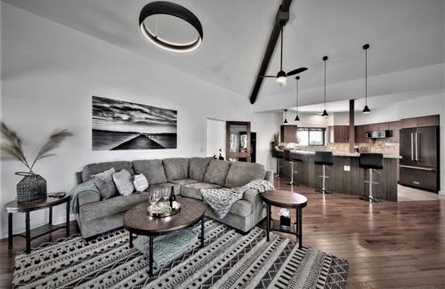 Upper Kingsbury House | Lx40 Tahoe Mountain view new build