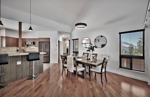 Upper Kingsbury House | Lx40 Tahoe Mountain view new build
