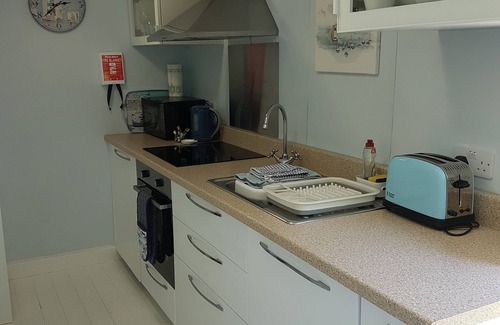 New Forest District Cabin | Lymington Self-Catering Garden Retreat