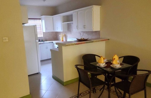 Fortescue Apartment | Lyncil Vacation Properties 3 - perfect for family, romance, or business stays.