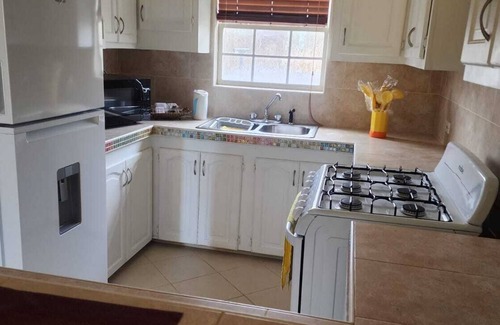 Fortescue Apartment | Lyncil Vacation Properties 3 - perfect for family, romance, or business stays.