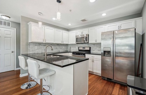 Lowry Hill East House | Lyndale Flat 1BR 2BA Room with Rooftop