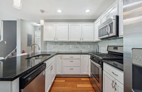 Lowry Hill East House | Lyndale Flat 1BR 2BA Room with Rooftop