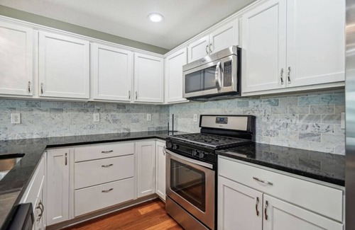 Lowry Hill East House | Lyndale Flat 1BR 2BA Room with Rooftop