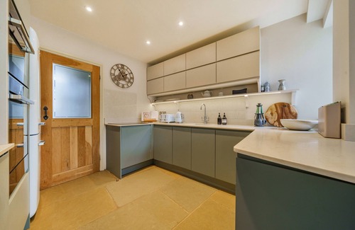 Enstone Cottage | LYNTON COTTAGE, pet friendly, character holiday cottage in Enstone