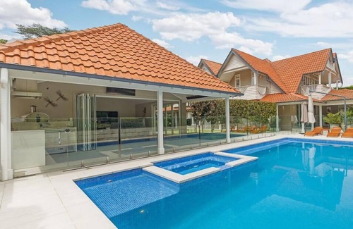 Warrawee House | 'Lynwood' Warrawee Manor- Koi Home