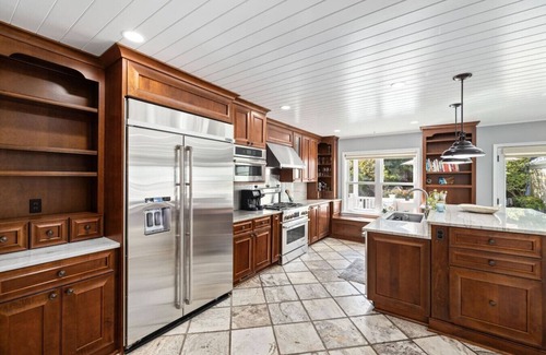 Arlington House | Lyon Retreat, 5-BR Luxurious Urban Estate