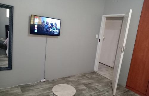 Kempton Park Apartment | M-1 bedroom