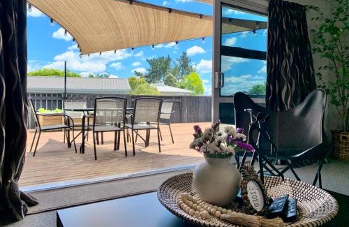 Hamilton Villa | M&K Home with central air condition, 4 bedrooms, by Chartwell Shopping Centre