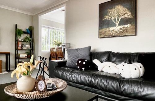 Hamilton Villa | M&K Home with central air condition, 4 bedrooms, by Chartwell Shopping Centre