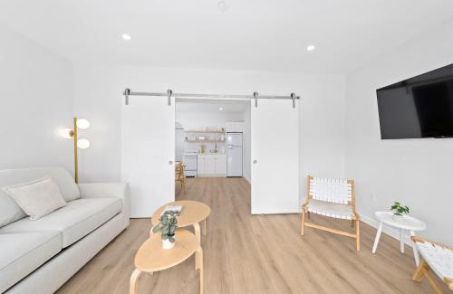 Mango Groves Apartment | M Lake Worth Beach - Modern Villas Near West Palm Beach, Chic Retro Vibes, King Bed, Cozy Backyard, BBQ, Workspace, High-Speed Internet, Free Parking, 5 Minutes to Downtown & Beach