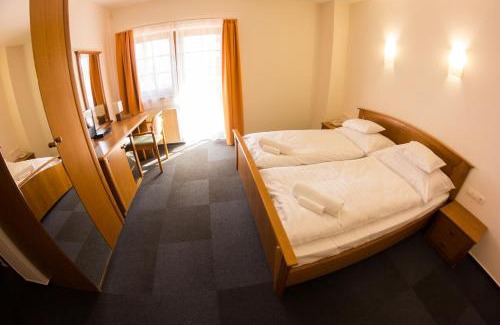 Obarok Hotel | M1 Szekér Csárda Hotel és Étterem