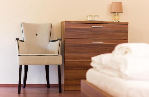 Obarok Hotel | M1 Szekér Csárda Hotel és Étterem